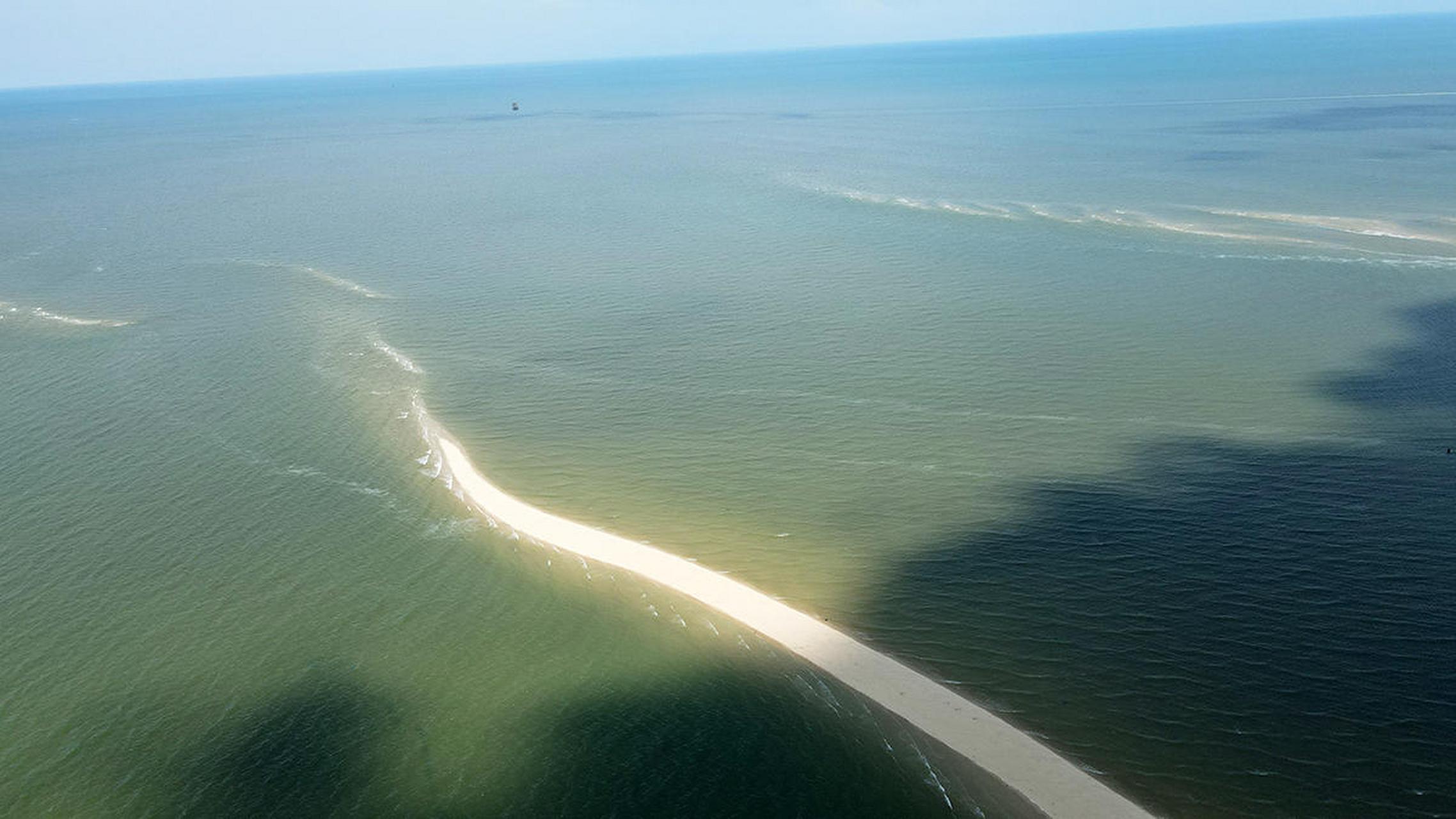 最近一段时间,北海地角的一个s形沙滩成为了网红之地,吸引不少人前去