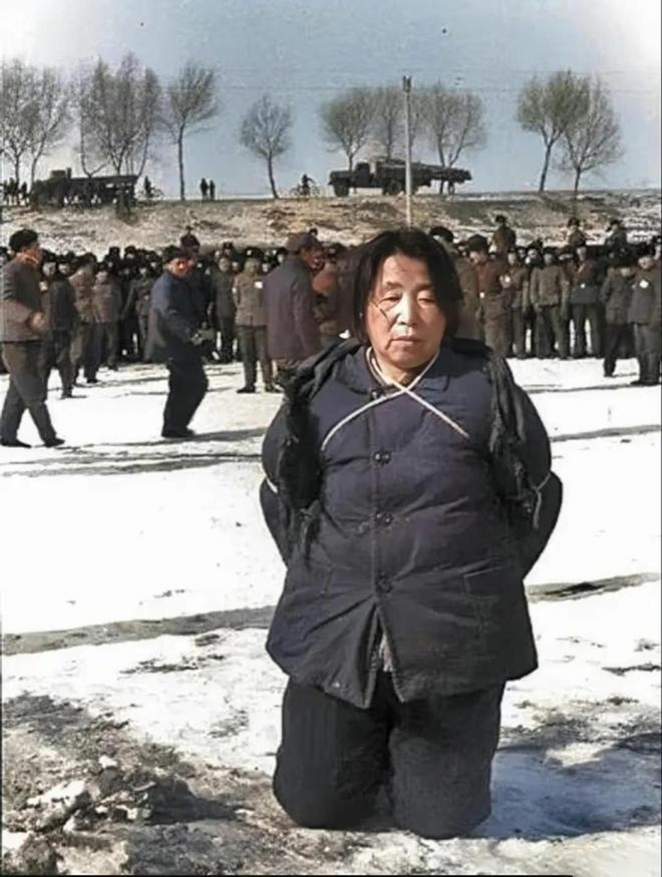 1980年,哈尔滨郊外刑场,被五花大绑跪在雪地上的女犯人名叫王守信.