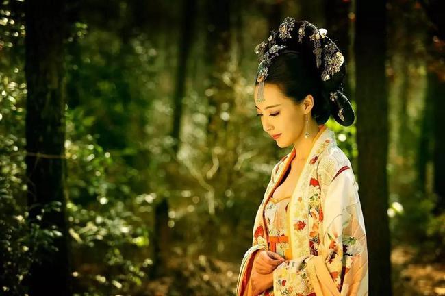 498年,冯润皇后与高菩萨在寝殿内翻云覆雨