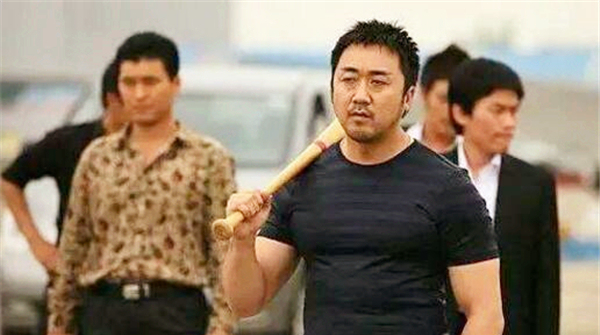 他曾是乔四的"金牌打手",一时风光无限,晚年时却靠捡垃圾为生