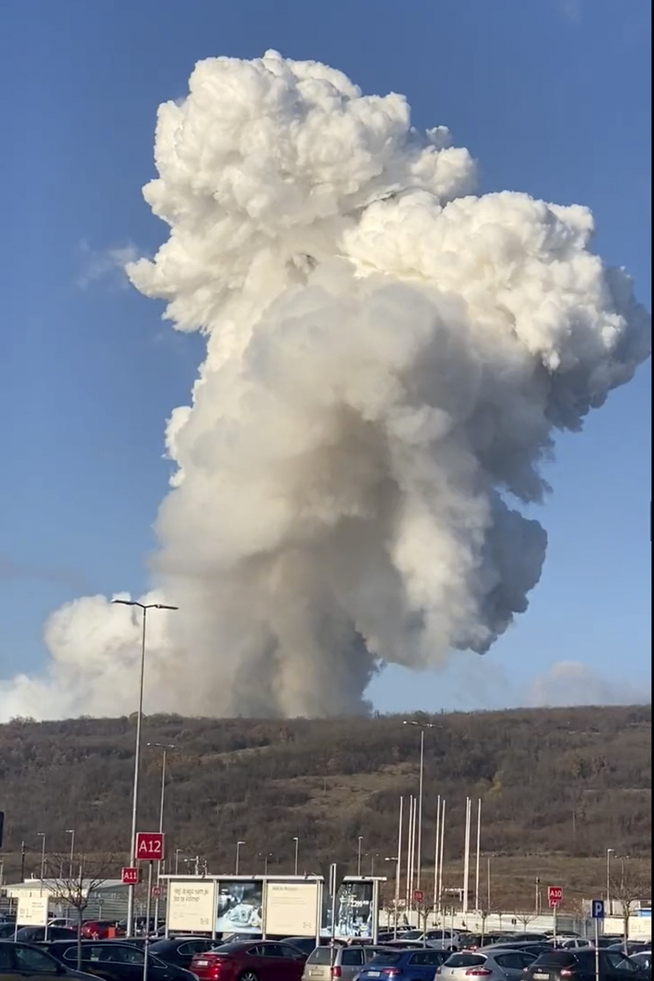 塞尔维亚一火箭弹厂发生爆炸致2死16伤(2)