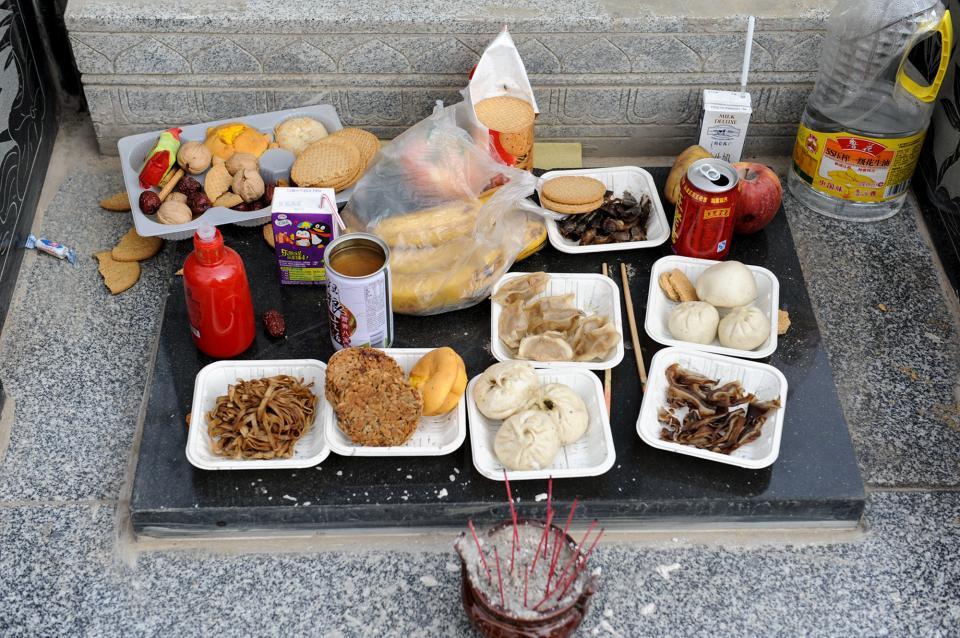 上坟的贡品能带回家吗?