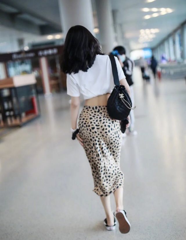 32岁李菲儿现身机场,白t配豹纹长裙优雅性感,"柯基臀"太亮眼