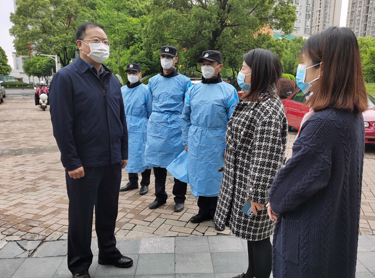 抗疫进行时熊锋督导全局疫情防控工作慰问执勤民警辅警