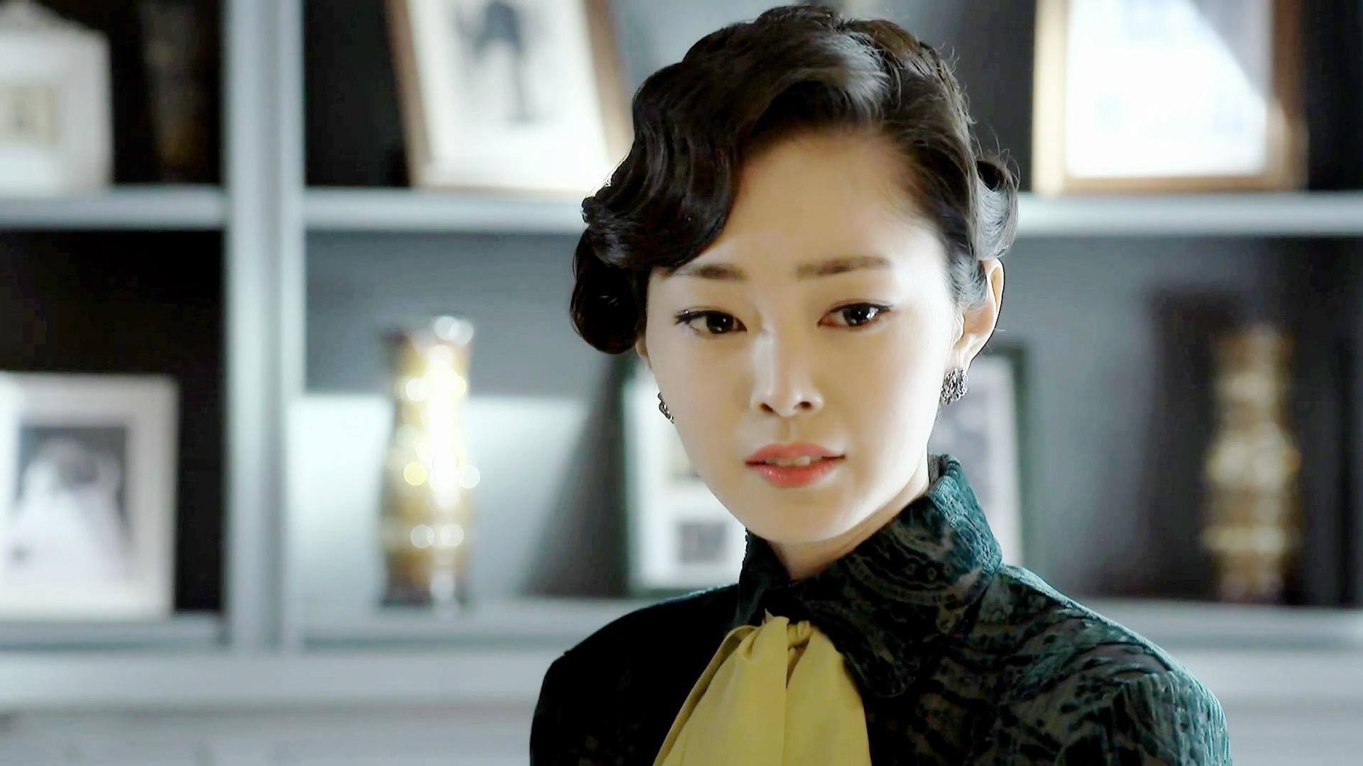 她一出道即巅峰,搭配胡歌爆红,被称为旗袍女神!