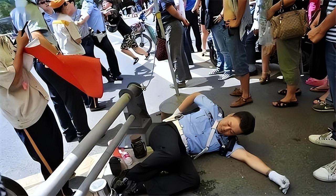 2011年32岁交警被人当街打死打人者叫嚣我爸是大官谁敢拦