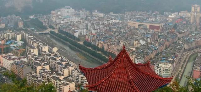 广西凤山县,位于山下的一个小县城,风景如画