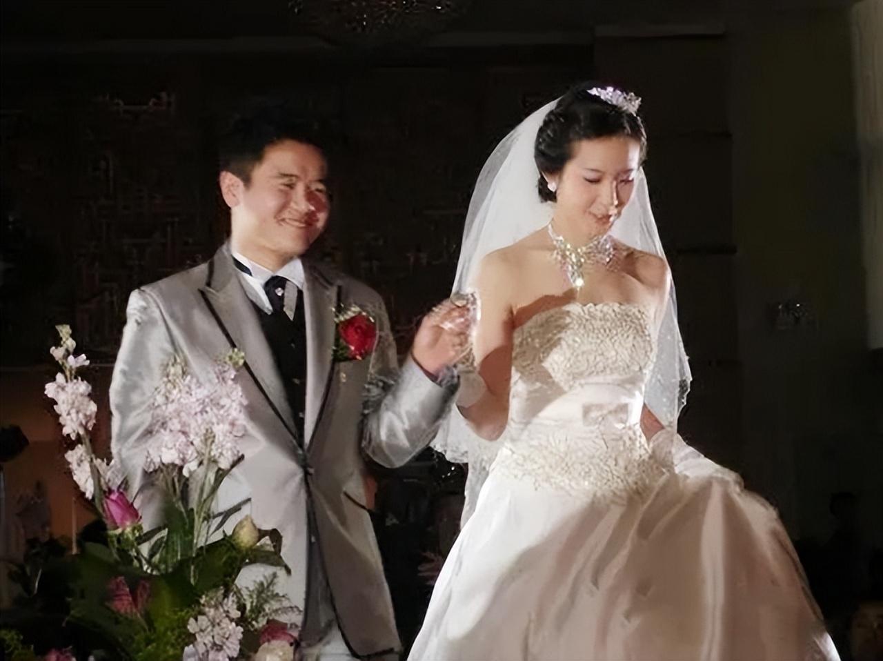 回顾国乒刘国正受伤后女友与他分手退役娶小9岁舞蹈出身的师妹