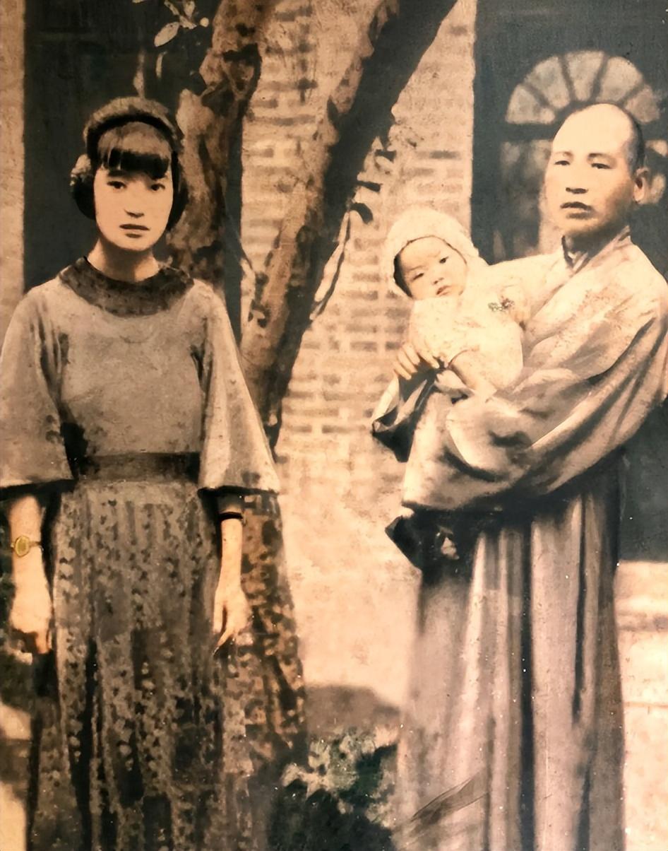 16岁傍上川南王的凌君如,晚年却身穿一件大红破毛衣,四处流浪