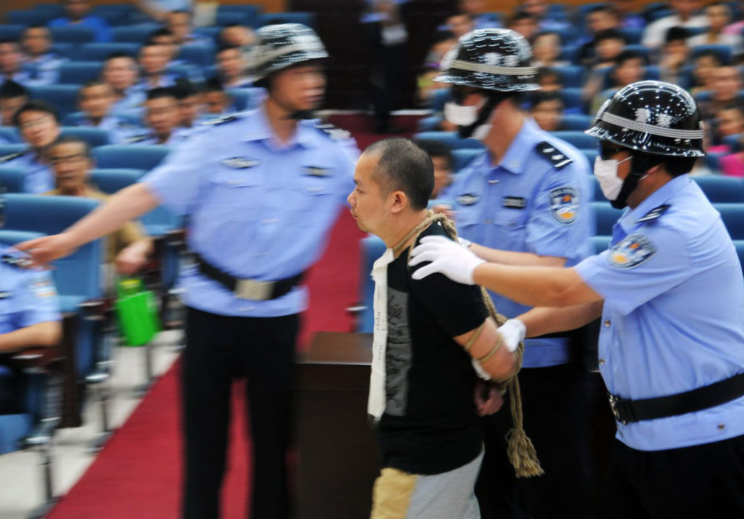 我国死囚犯在被执行枪决时,为什么必须要跪着?防止犯人逃跑?