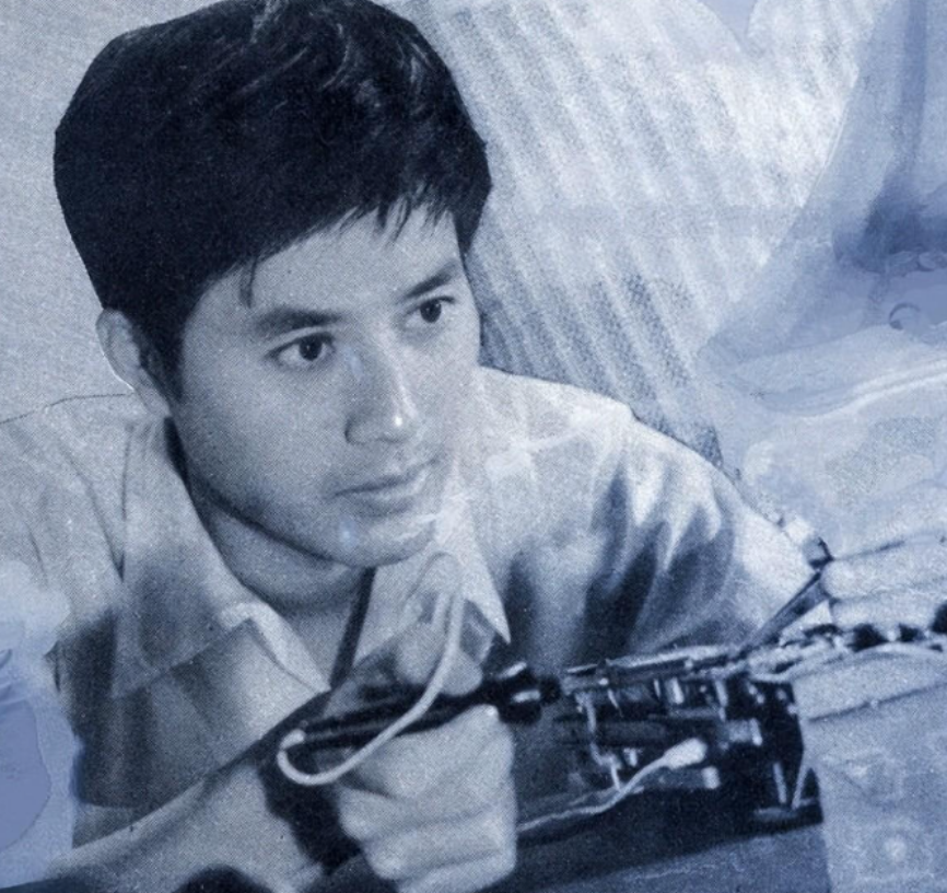 著名演员王伟平:25岁爆红,娶初恋为妻,花500元都要向妻子请示