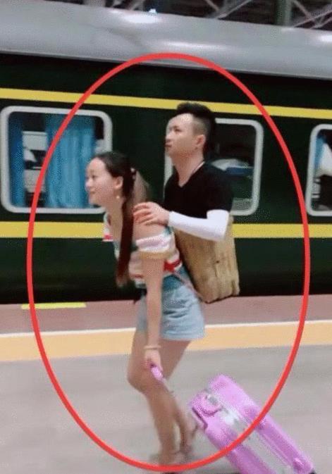 无腿小波如今有了大长腿,还有两家珠宝公司,可网友却没有放过他