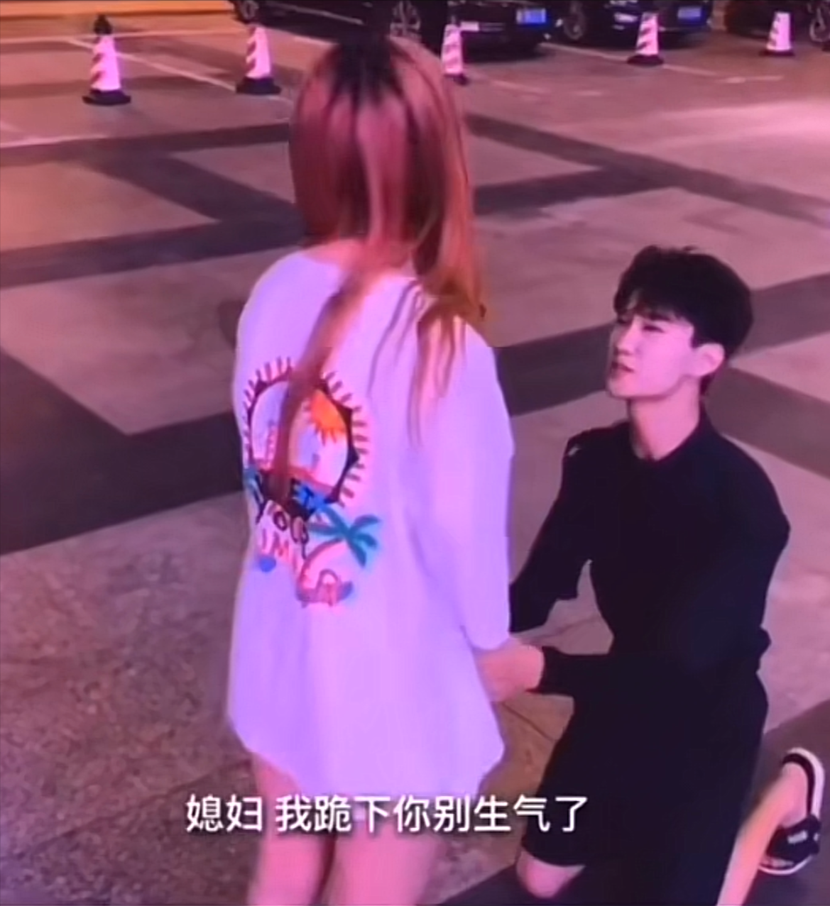 婆媳闹矛盾,男子当众向媳妇下跪,网友:这一跪一辈子都抬不起头