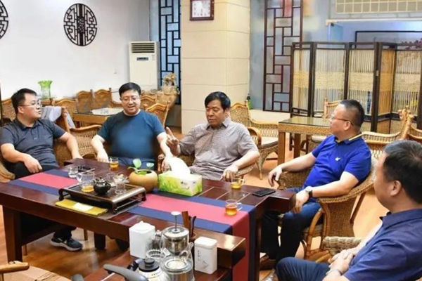 郭贞红与华润华中大区副总经理李丹一行座谈