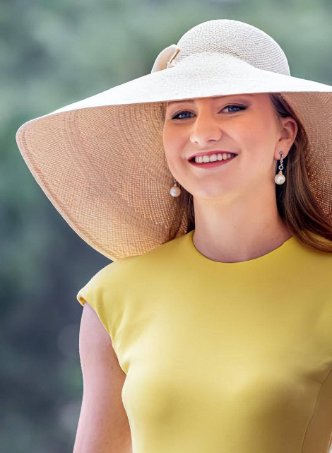 21岁比利时公主惊艳国庆仪式!黄裙配大檐帽,比西班牙公主美