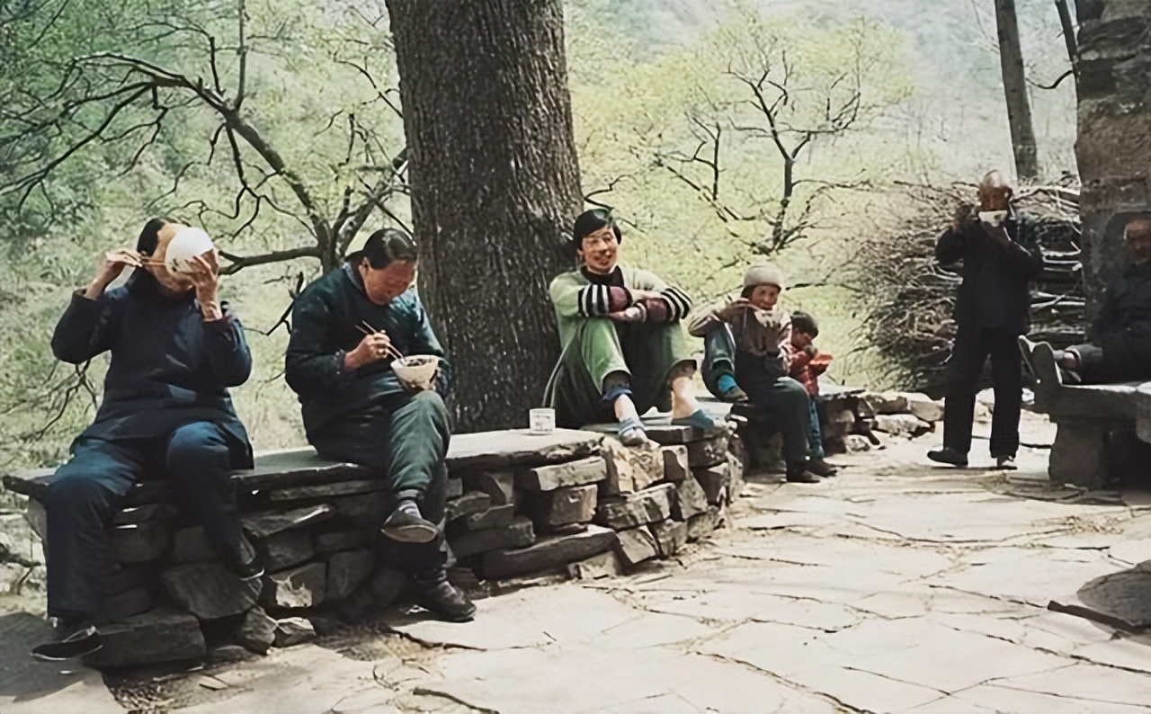 80和90年代農村,為何喜歡蹲在家門口吃飯呢,過來人告訴你答案