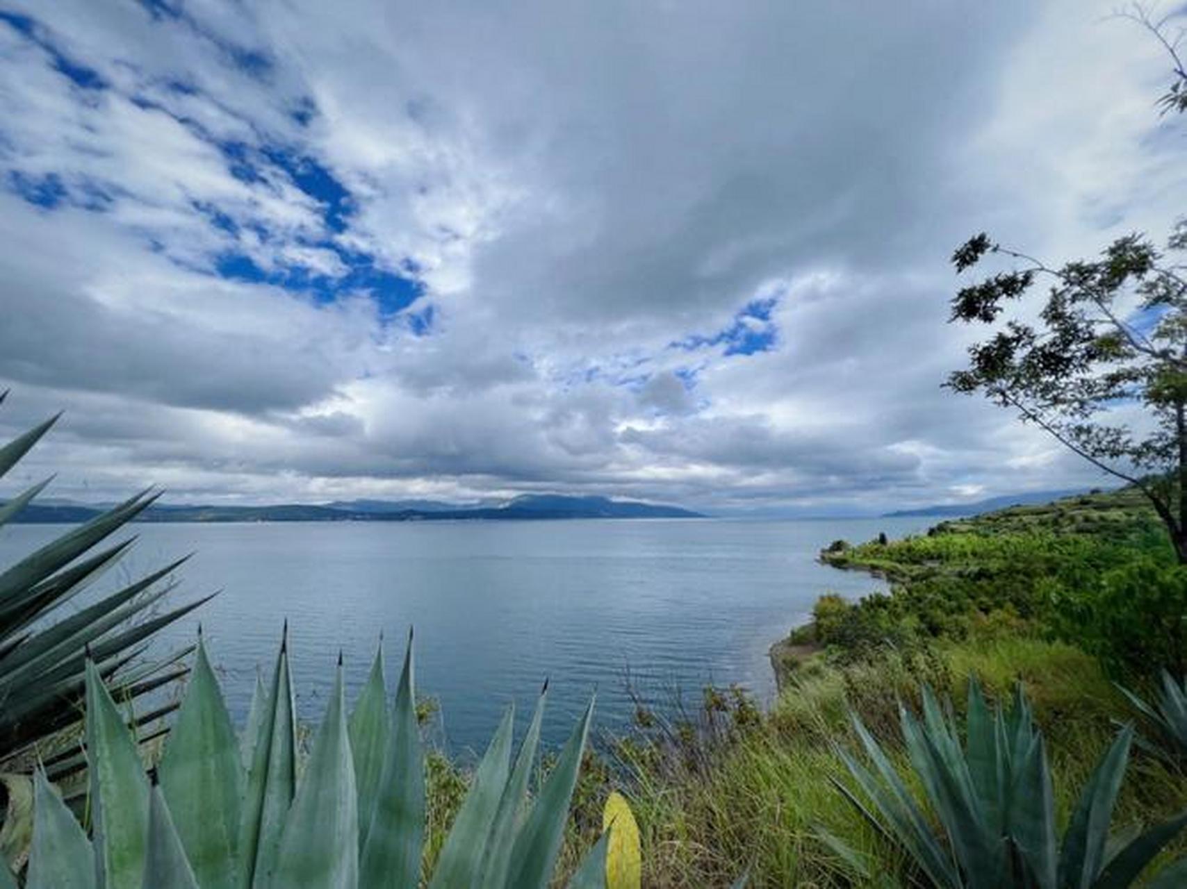 这篇文章介绍了抚仙湖的美景和人文历史.