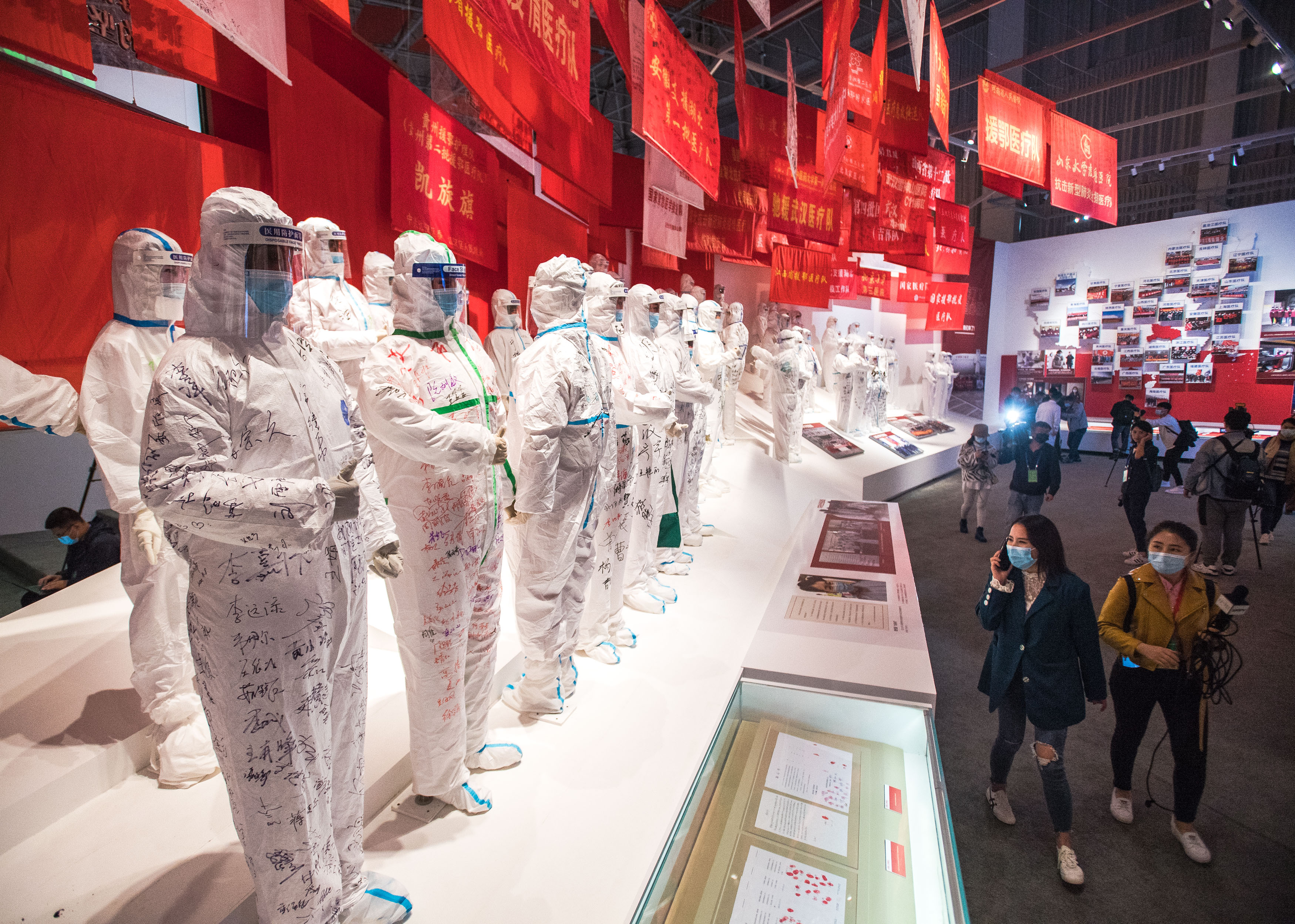 "人民至上 生命至上"抗击新冠肺炎疫情专题展览开幕(2)