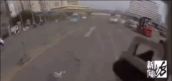 肇事逃逸上海一司机撞开交警逃逸，自称是外国人不认识中国警察