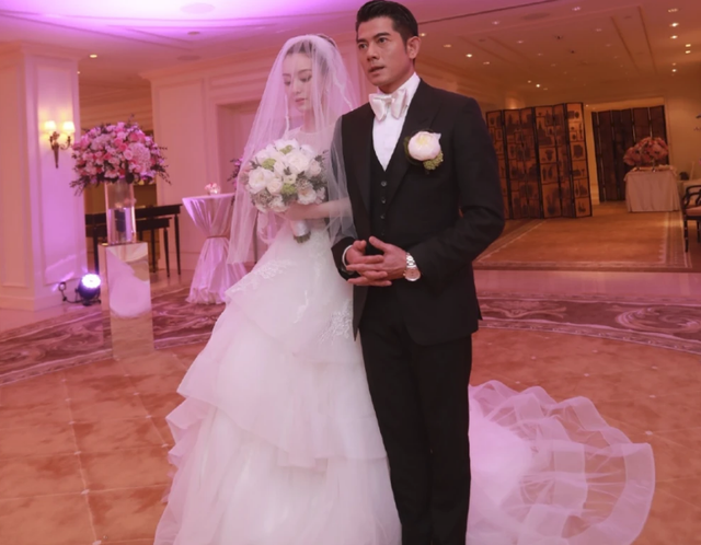 郭富城赢赛马获200万现金,激动拥抱妻子,身旁方媛有点懵圈!