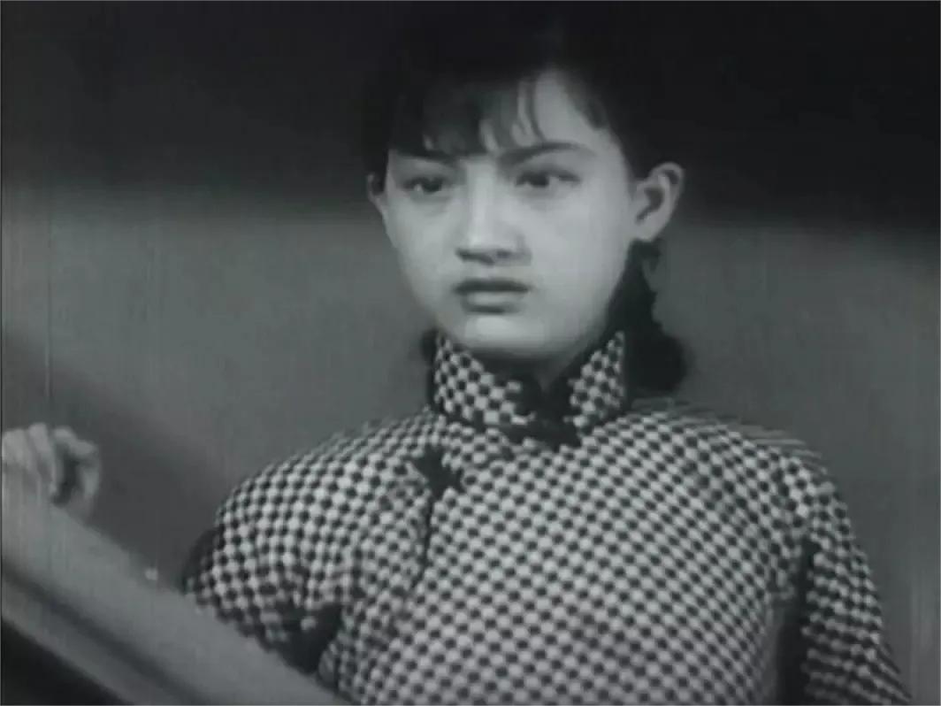 她因容貌太美被舅舅拐卖,14岁就已红遍上海滩,今照片卖218万?