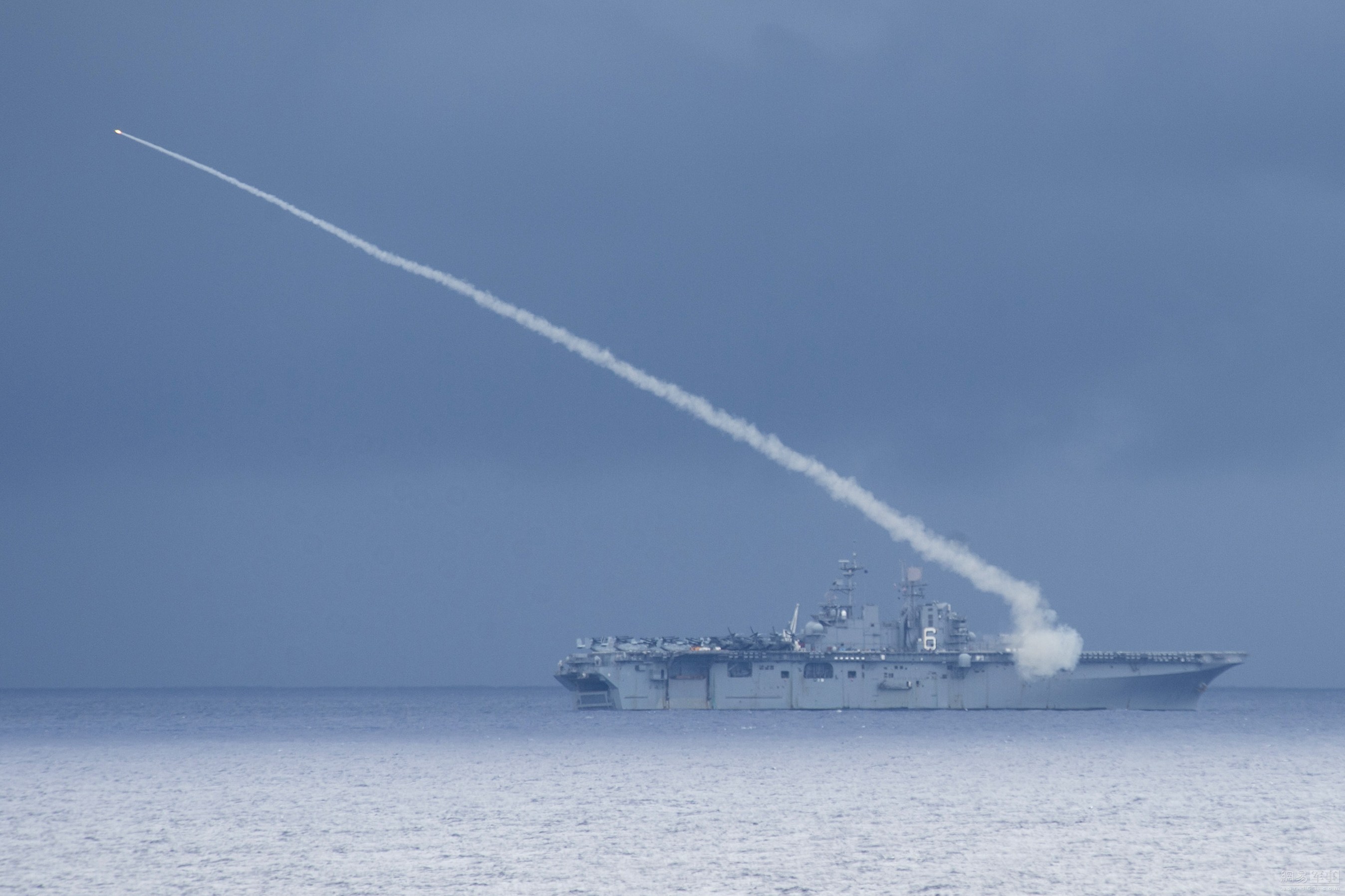 海軍在演習任務中,炸死了魚要咋處理?能去撈走吃了嗎?