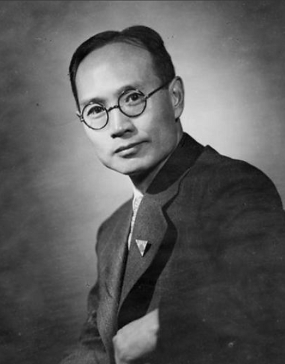 1948年,清华大学校长梅贻琦不顾众人反对,决定南渡.