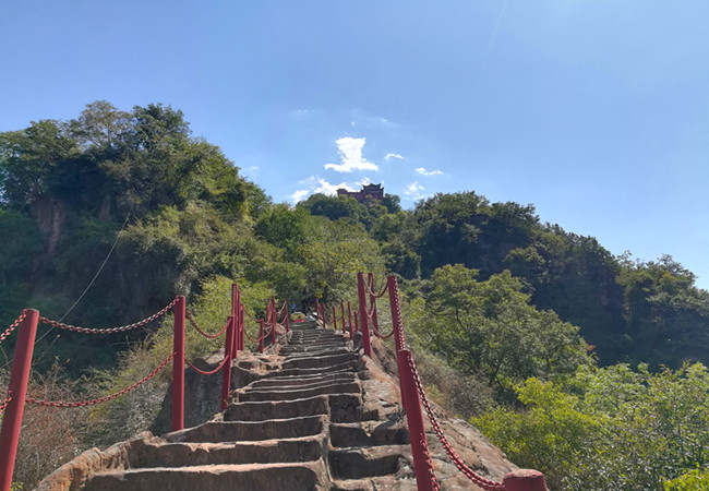 湖北走红一5a景区,具有良好的自然生态环境,游客络绎不绝