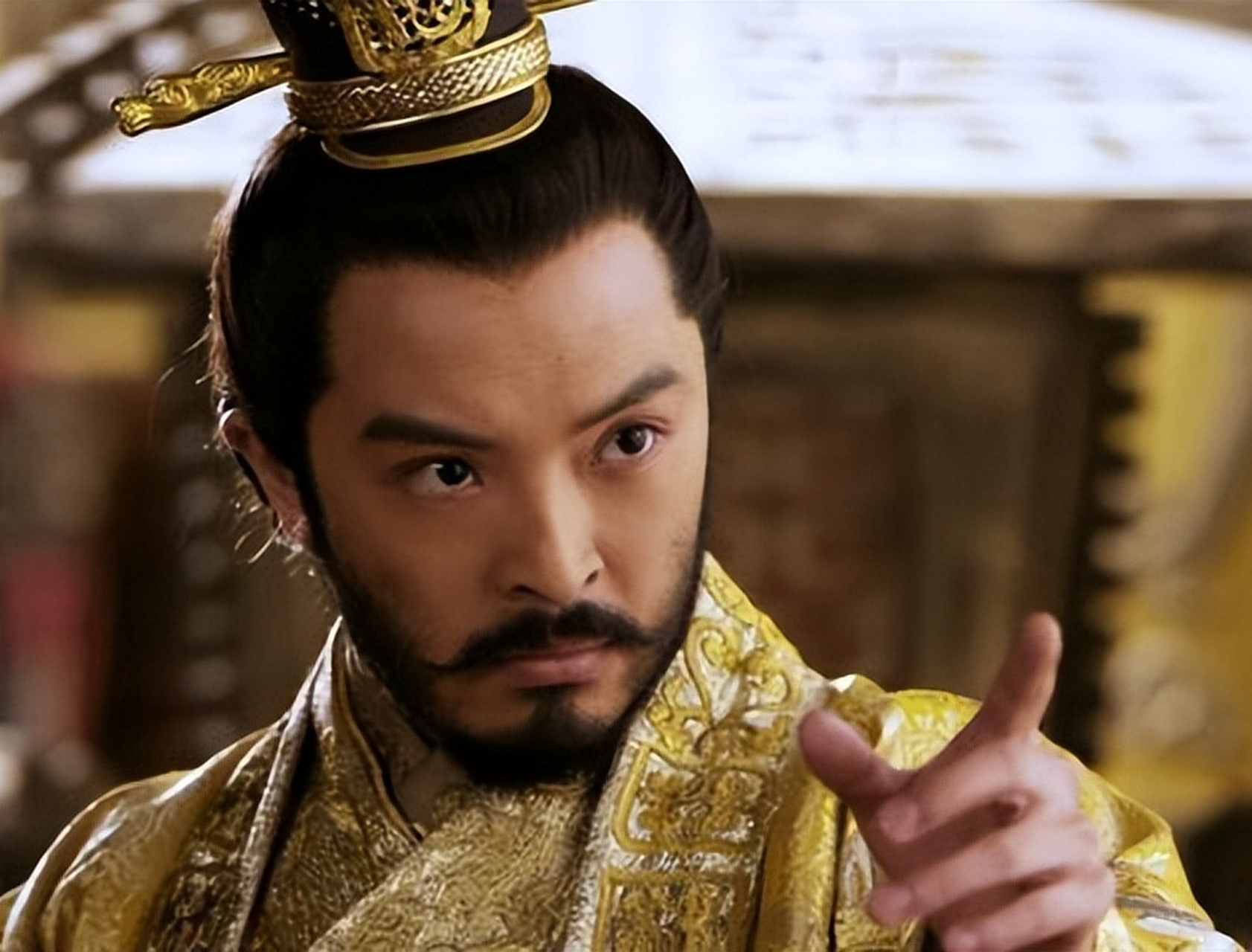 604年,兰陵公主抱着隋炀帝杨广的大腿不放,杨广指着满脸泪痕的妹妹骂