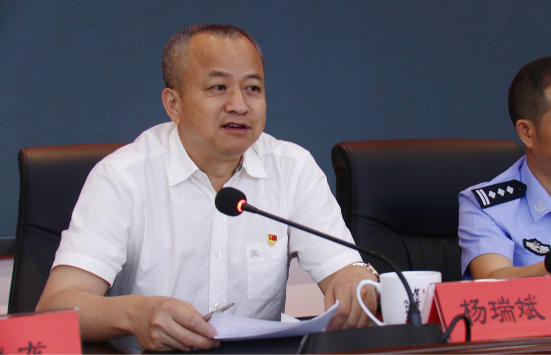 杨瑞斌同志指出:石峰公安分局紧扣学习教育,查纠整改