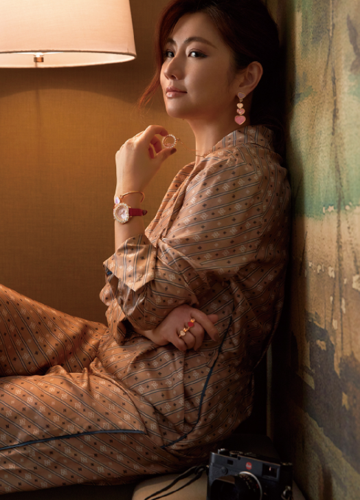 selina颜值不改,穿上一身白色的裙子,还是当年那个女孩