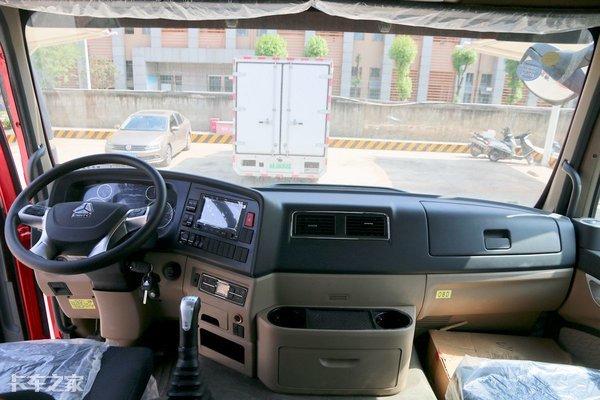 重汽豪沃tx7燃气版车型延续了tx家族一贯的设计理念,经典与霸气相互