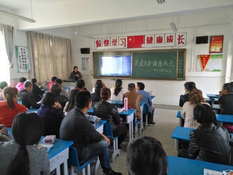 女子风尘仆仆参加孩子家长会,见其他家长穿着瞬间沉默,引发热议