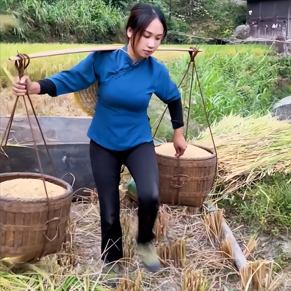 贵州黔东南,漂亮苗家女子独自肩挑家庭重担:真实生活打动人心!