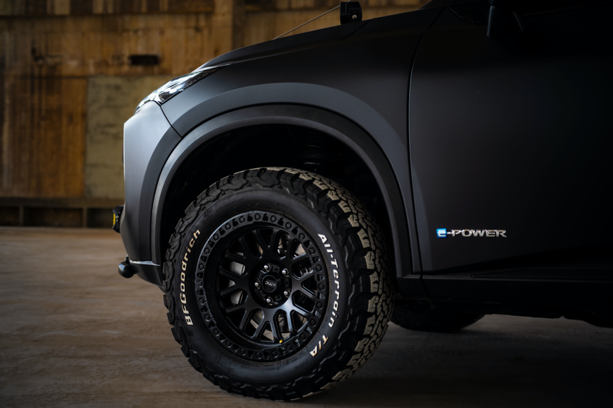 电驱suv心怀硬派野心,超混电驱奇骏黑武士详解