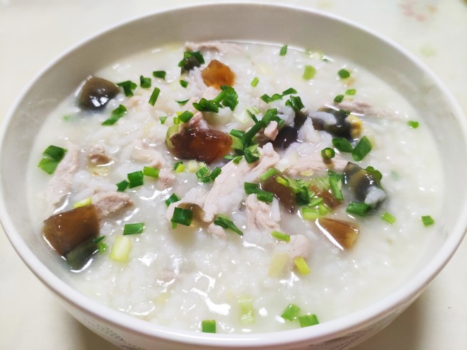 料超足的家常皮蛋瘦肉粥