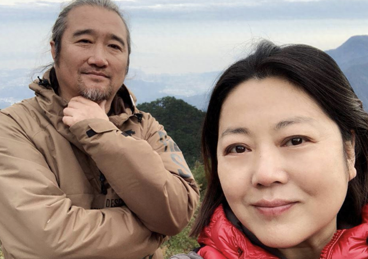 2009年,王茜华在拍摄《胡杨女人》时,结识了演员沈航.