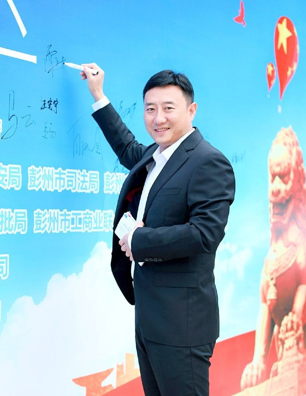 回顾交警谭乔:离婚两次,三婚娶小21岁妻子,抑郁3年,如今怎样了