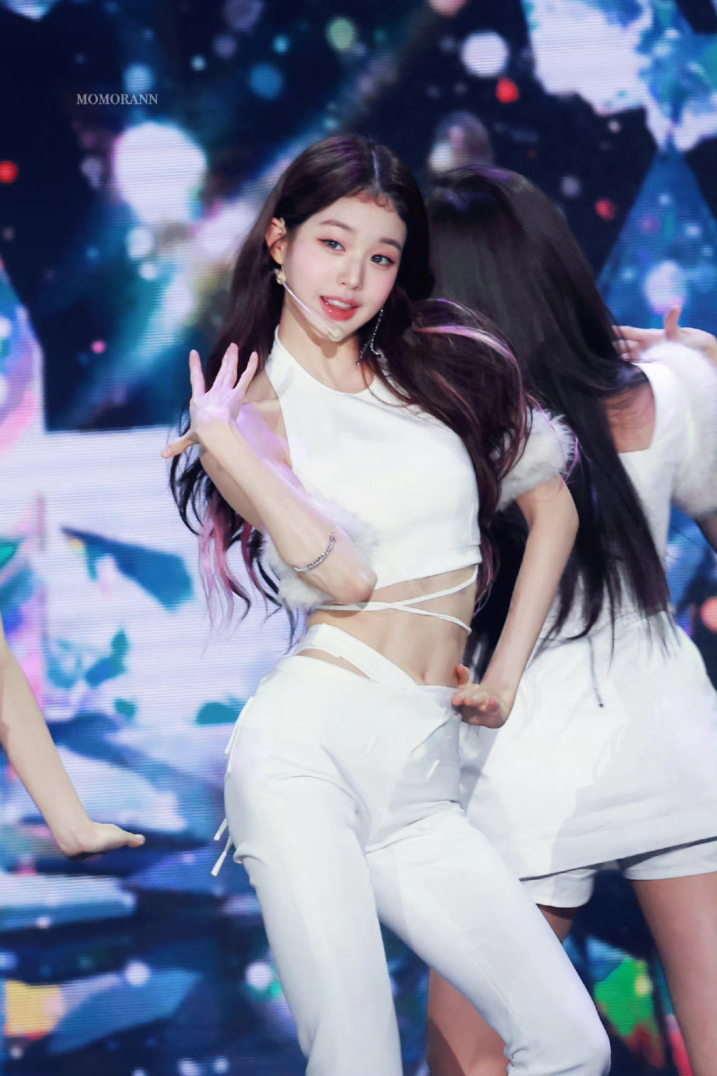 好美!张元英的 after like> 舞台直拍,又瘦又纤长还有马甲线