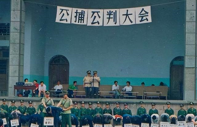 陕西韩城公审大会,五花大绑的女犯居然扭头对警察回眸一笑!