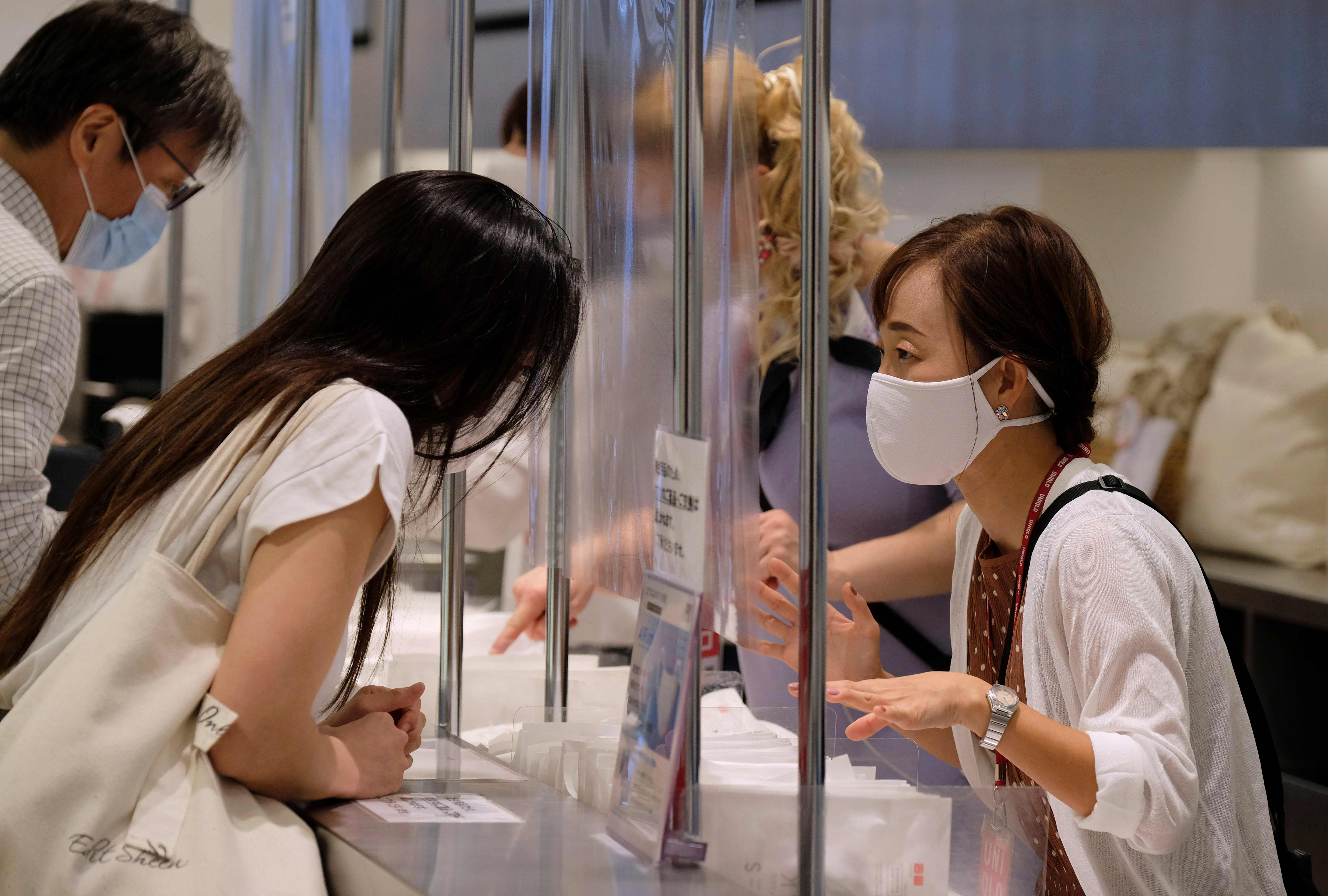 日本:优衣库开售口罩(2)