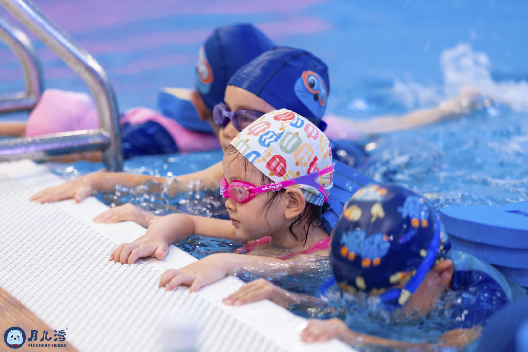 关于风靡朋友圈的亲子游泳,新手爸妈必看
