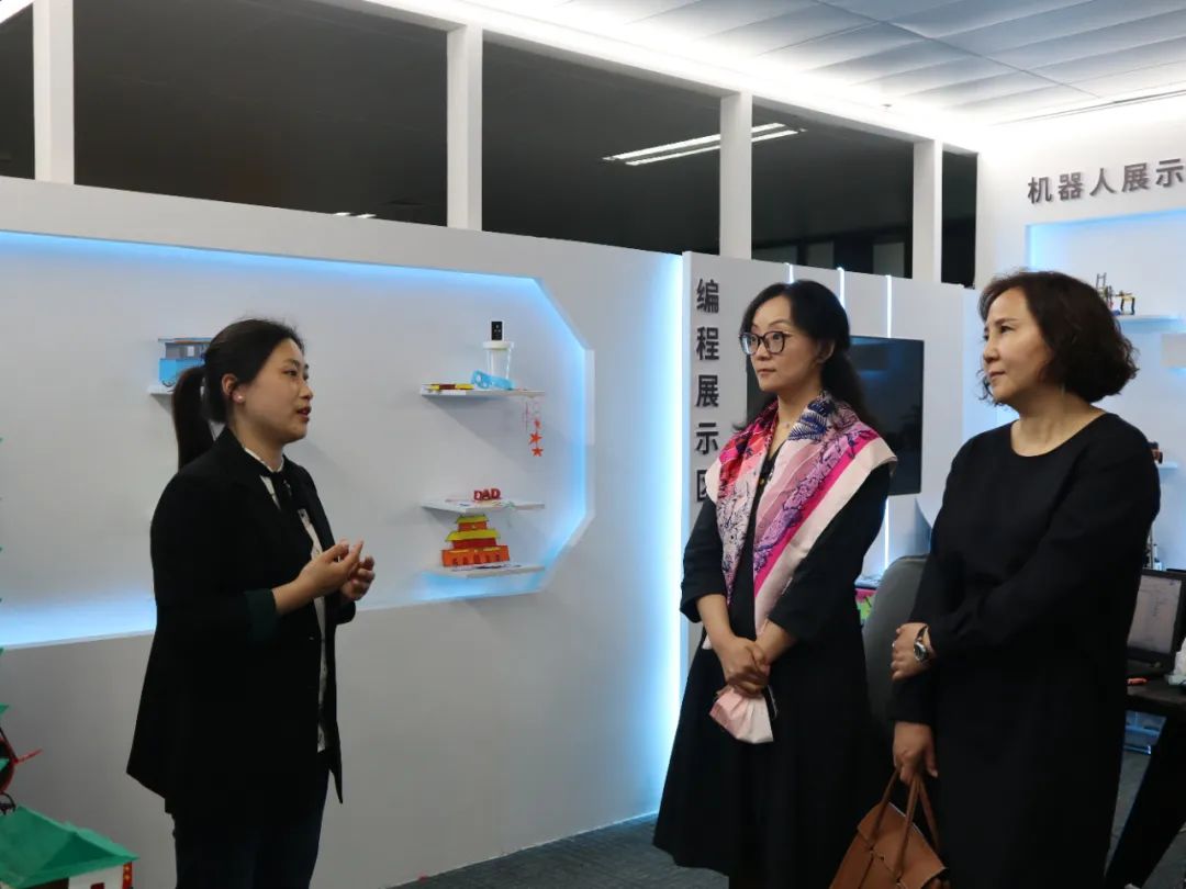 河南大学美国校友会名誉会长翟莹一行莅临展览馆参观交流