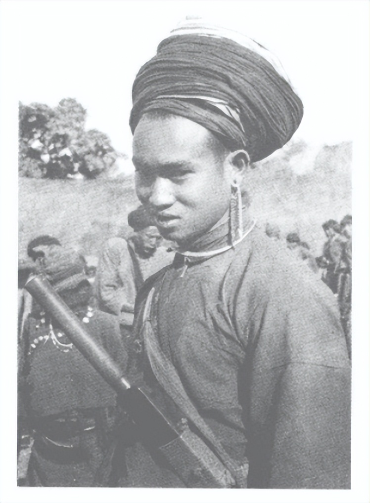 老照片,1937年拍摄的景颇族男子,穿着独特,所有人都光着脚