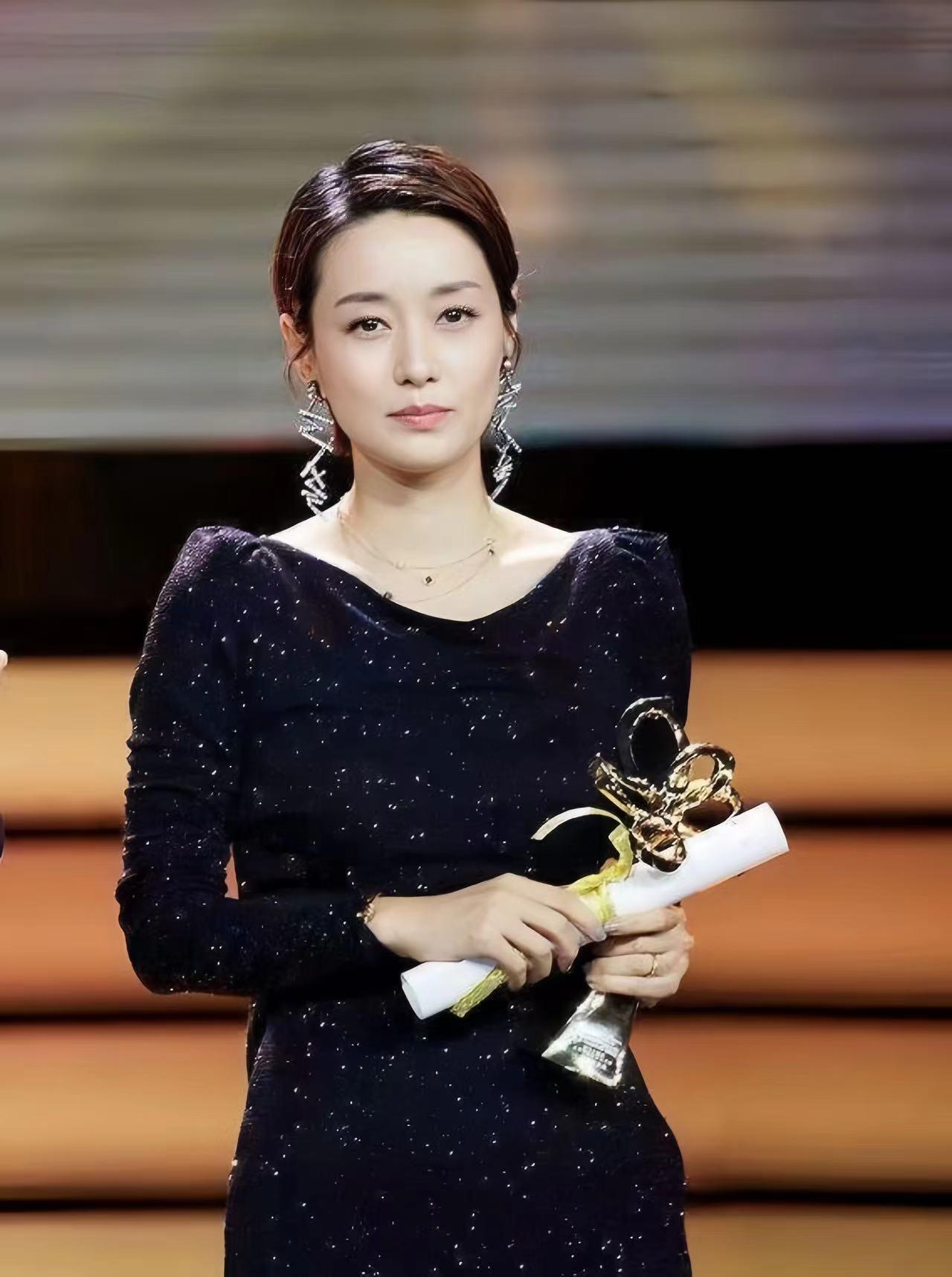 或许是因为罗子君的经历与马伊琍太过相似,在获奖感言中,她若有所思地