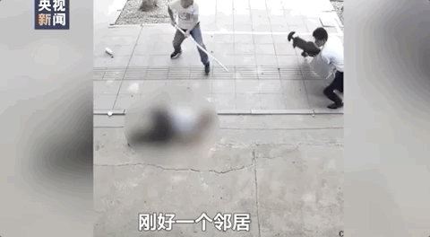 |男子挥刀追砍女孩，一个身影冲了上去！