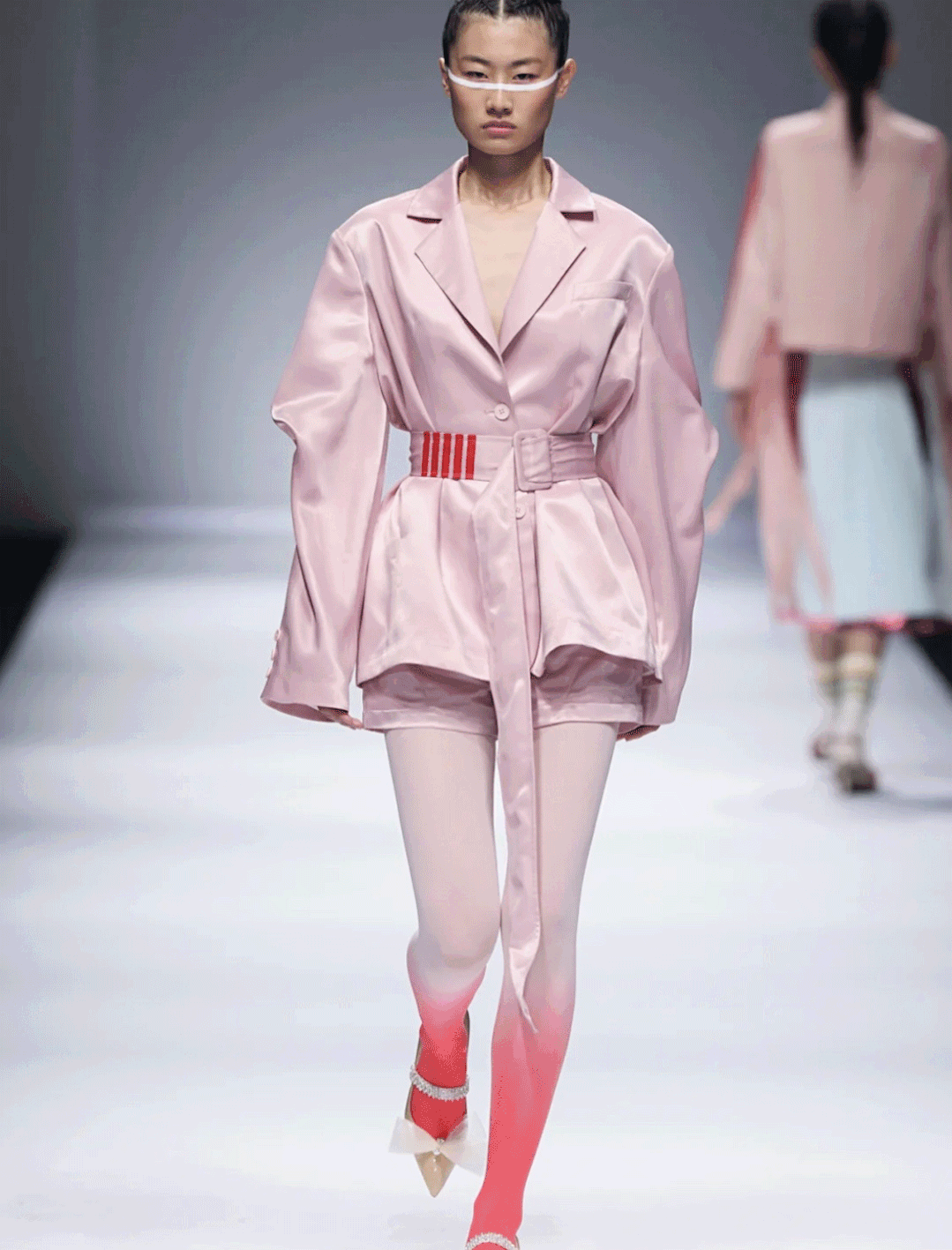 2021年春夏的各大时装周秀场上,也能看到马卡龙色的踪影