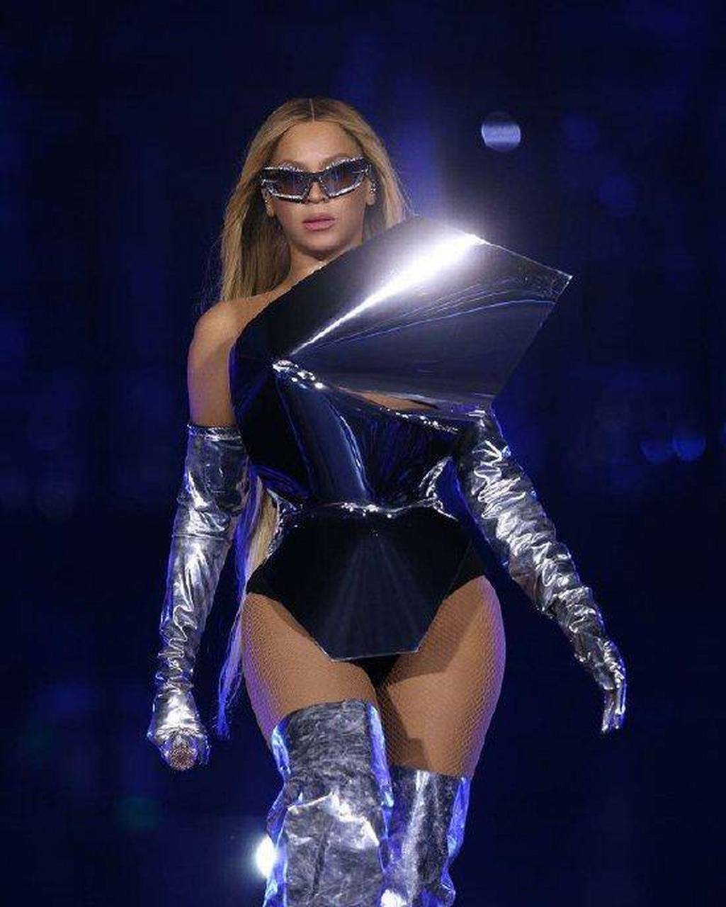 碧昂丝超越麦当娜 创造女歌手巡演最高票房纪录   据媒体报道,碧昂丝