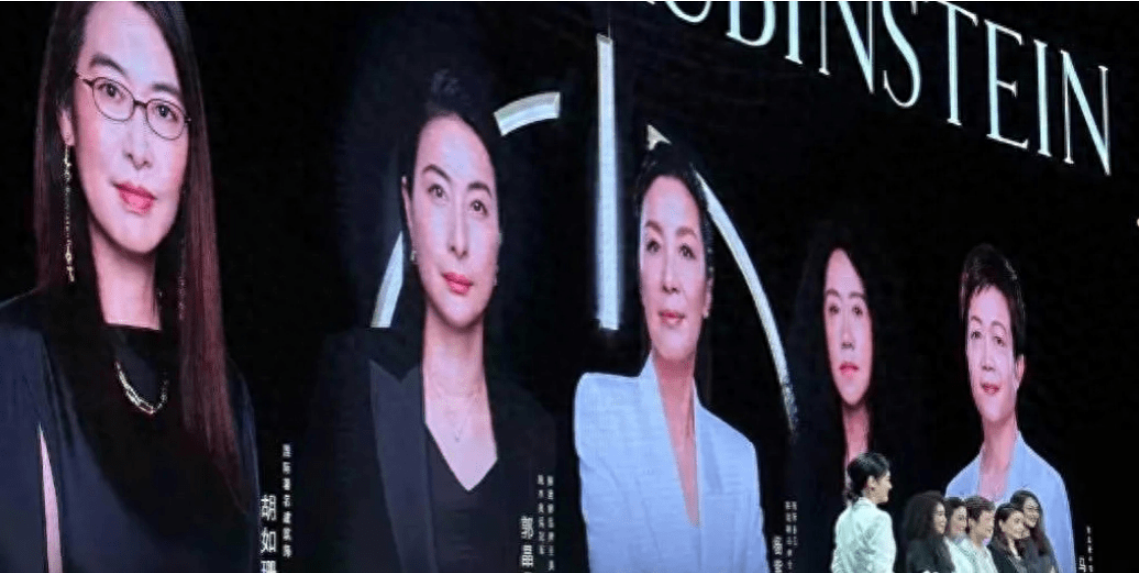 郭晶晶上海演讲风采独特,与董明珠笑容相似,合影时主动让出c位