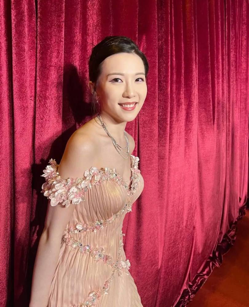 王晶女儿好美!穿粉色抹胸裙甜美淑女,模样和身高不像爸爸